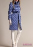Приталенное пуховое пальто NAUMI N17 74 01 Sky Blue - Голубой средней длинны, на двусторонней молнии, с формованными плечиками. Фото 2
