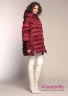 Пальто пуховое свободного силуэта Miss NAUMI 18 W 113 00 31 Merlot – Красный​. Стежка в горизонтальную крупную полоску, спущенная фигурная пройма. Вид сбоку 1