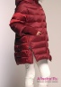 Пальто пуховое свободного силуэта Miss NAUMI 18 W 113 00 31 Merlot – Красный​. Стежка в горизонтальную крупную полоску, спущенная фигурная пройма. Вид сбоку 2