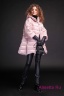 Пальто пуховое свободного силуэта Miss NAUMI 18 W 113 00 31 Rose – Розовый​. Стежка в горизонтальную крупную полоску, спущенная фигурная пройма.
