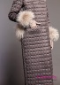 Пальто женское пуховое NAUMI 18 W 715 02 13 Pepper – Серый​, прямого силуэта свободного объема, длиной ниже колена. Вид сбоку 2