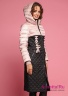 Пальто стеганое прилегающего силуэта Miss NAUMI 18 W 157 00 31 Rose/Black – Розовый/Черный​, с притачным корсетом на шнуровке по полочке. Длина ниже колена. Вид сбоку 2