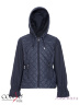Очаровательная куртка для девочек классической длины CONSO SG170203 - navy - тёмно-синий​. Приталенный силуэт с длинным рукавом дополнен капюшоном с шнурком, регулируемым металлическими наконечниками. Модель застегивается на молнию с металлическим замком.