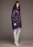 Куртка женская пуховая NAUMI 18 W 761 00 33 Tulip – Фиолетовый​ расширенного силуэта присобранная по низу («кокон»), свободного объема. Вид сбоку