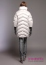 Куртка женская пуховая NAUMI 18 W 761 00 13 Quartz – Серый​ расширенного силуэта присобранная по низу («кокон»), свободного объема. Вид сзади