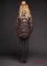 Куртка женская пуховая NAUMI 18 W 761 00 13 Military bronze – Хаки золотой ​расширенного силуэта присобранная по низу («кокон»), свободного объема. Вид сзади 1