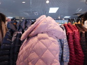 Двубортное удлиненное пуховое пальто NAUMI N17 10 01 LILAC - лиловый в ромбовидную стежку. Модель приталенного кроя с ультралегкой утепленной подкладкой придаст образу элегантности, благодаря оптимальной длине. Фото 4