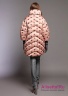Куртка женская пуховая NAUMI 18 W 761 00 13 Koko Rose Smoke – Розовый​ расширенного силуэта присобранная по низу («кокон»), свободного объема. Вид сзади