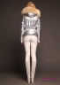 Зимняя пуховая женская куртка NAUMI 18 W 820 02 23 Silver – Серебряный среднего объема. Рукав втачной двухшовный с меховой манжетой по низу рукава. Вид сзади