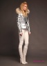 Зимняя пуховая женская куртка NAUMI 18 W 820 02 23 Silver – Серебряный среднего объема. Рукав втачной двухшовный с меховой манжетой по низу рукава. Вид сбоку