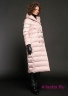 Пальто пуховое свободного силуэта Miss NAUMI 18 W 118 00 31 Rose – Розовый​. Стежка горизонтальная крупная, прорезные горизонтальные карманы в швах стежки. Вид сбоку 1