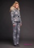 Зимняя пуховая женская куртка NAUMI 18 W 820 02 22 Military grey – Хаки серый среднего объема. Рукав втачной двухшовный с меховой манжетой по низу рукава и втачной внутренней трикотажной манжетой. Вид сбоку