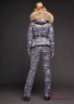 Зимняя пуховая женская куртка NAUMI 18 W 820 02 22 Military grey – Хаки серый среднего объема. Рукав втачной двухшовный с меховой манжетой по низу рукава и втачной внутренней трикотажной манжетой. Вид сзади
