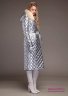 Пальто женское пуховое NAUMI 18 W 710 02 23 Silver – Серебряный​, двубортное, полуприлегающего силуэта, длиной ниже колена, со съемным капюшоном. Вид сбоку