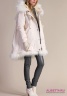 Расклешеное пальто-парка NAUMI N17 28 02 IVORY - молочный на двусторонней молнии, оторочено мехом енота по капюшону и низу модели. Пальто дополнено внутренней отстегивающейся курткой. Фото 2