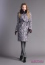 Приталенное пуховое пальто NAUMI N17 74 01 COSMO - сиреневый​ средней длинны, на двусторонней молнии, с формованными плечиками. Меховой воротник-стойка декорирован цветами из стриженного рэкса. Фото 1