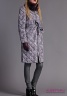 Приталенное пуховое пальто NAUMI N17 74 01 COSMO - сиреневый​ средней длинны, на двусторонней молнии, с формованными плечиками. Меховой воротник-стойка декорирован цветами из стриженного рэкса. Фото 2